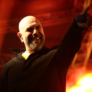 Τρέλα με Stavento που οργάνωσε εξέδρα στη γιορτή της Νέας Φιλαδέλφειας: «Εσύ, εσύ της μοίρας μου γραφτό…» (video)