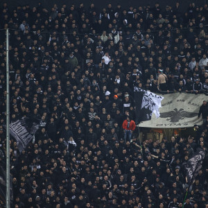 Επική στιγμή: Οπαδός του ΠΑΟΚ ντύθηκε... Χριστουγεννιάτικο δέντρο στην Τούμπα (photo)