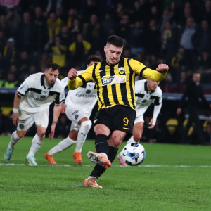 Χαμένο πέναλτι του Γιόβιτς στις καθυστερήσεις του ημιχρόνου (video)