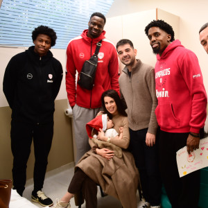 Επίσκεψη των παικτών του Ολυμπιακού στο Ιατρικό Κέντρο Αθηνών