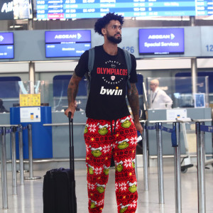 Ο Ντόρσεϊ αδιαφόρησε για το dress code που συστήνει ο Ολυμπιακός και επέλεξε... Grinch (photos)