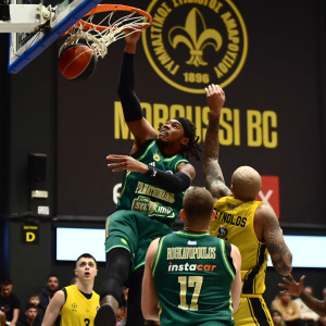 Το απίστευτο tomahawk κάρφωμα του Χολμς στο... πρόσωπο του Ρέινολντς  (video)