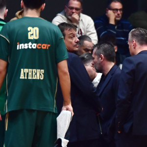 Ο Αταμάν πήρε time-out και σχεδίασε επίθεση δύο δευτερόλεπτα πριν το τέλος με τη διαφορά στους 10