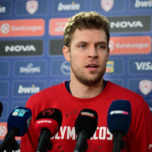 Βεζένκοφ: «Πρέπει να κάνουμε το τέλειο παιχνίδι - Η νίκη και η ήττα ξεχνιούνται σε ένα βράδυ»