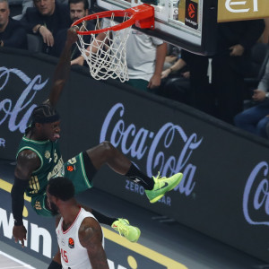 Πέρασε πάνω από τον Χολ και κάρφωσε εντυπωσιακά ο Ναν! (video)