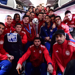 Η επιστροφή των τροπαιούχων απ' την Κρήτη παρέα με την κούπα