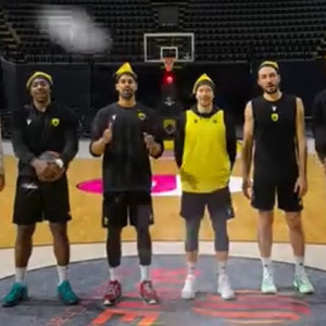 Οι... πολύγλωσσες ευχές της ΑΕΚ για τα Χριστούγεννα (video)