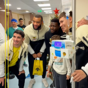 Οι ποδοσφαιριστές της ΑΕΚ ντύθηκαν «Αγιοβασίληδες» και μοίρασαν χαμόγελα στην παιδιατρική κλινική (video)