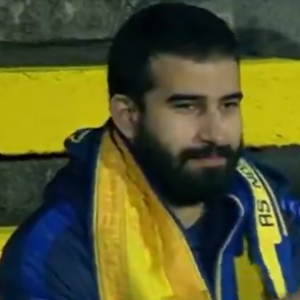 Φοβερή στιγμή: Οι παίκτες της Αρούκα αγκάλιασαν τον μοναδικό οπαδό που ταξίδεψε 1.500 χιλιόμετρα σε εκτός έδρας ματς (video)