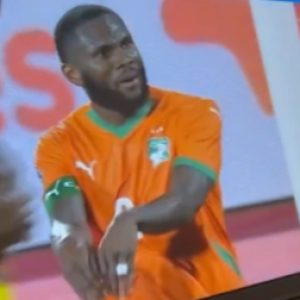 Ο Κεσιέ έκανε νόημα στον Κοσουνού να βουτήξει για... πέναλτι - Η αντίδραση του τερματοφύλακα (video)