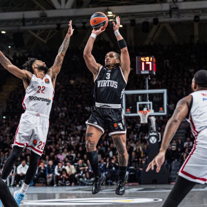 Διάστρεμμα ο Κάρσεν Έντουαρντς μετά το παιχνίδι με τον Ολυμπιακό