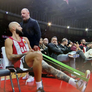 Χτύπησε το πόδι του και έκανε διατάσεις στον πάγκο ο Φουρνιέ