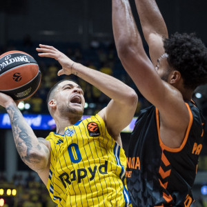 Έμεινε όρθια η Μακάμπι και... προσγείωσε τη Βαλένθια