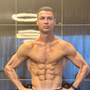 «Φέτες» στα 40 - Ο Κριστιάνο Ρονάλντο ποζάρει ημίγυμνος μετά τη σάουνα το καλογυμνασμένο σώμα του