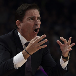 Χάος στη Βαρκελώνη: Ο Πασκουάλ τα έβαλε με την Τσαρούχα και αποβλήθηκε με ντισκαλιφιέ!