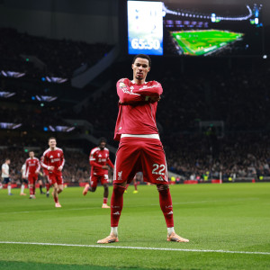 Η Λίβερπουλ απέδρασε από την έδρα της Τότεναμ και πάτησε πεντάδα