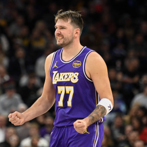 Ο «τριπλός» Ντόντσιτς οδήγησε τους Λέικερς, δραματική νίκη για τους Μάβερικς στην παράταση