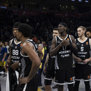 Χάος μετά το Παρτίζαν - Μακάμπι: Οπαδοί πέταξαν νερό στους παίκτες, ζήτησε τον λόγο ο Τζόουνς (videos)