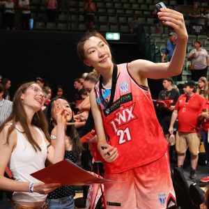 Είναι Κινέζα, παίζει μπάσκετ στην Αυστραλία και όλοι την συγκρίνουν με τον Γουεμπανιαμά (video)