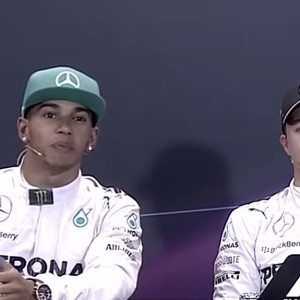 Κάθε Χριστούγεννα ο Χάμιλτον κάνει δώρα στα παιδιά ενός αντιπάλου του, αλλά δεν μπαίνει στο σπίτι του