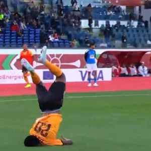 Πήγε για κωλοτούμπα και έφυγε με... αυχενικό - Ο Ντάκα της Ζάμπια σε ένα επικό blooper (video)