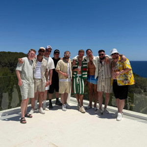 Ο Γκρίλις ξεκίνησε για χριστουγεννιάτικο τραπέζι και κατέληξε σε στριπτιτζάδικο