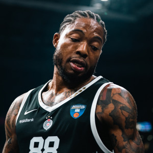 Φουλάρει για σέντερ ο Ολυμπιακός: Ταϊρίκ Τζόουνς (και άλλοι δύο) σε πρώτο πλάνο