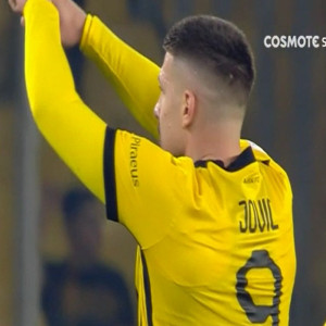 Ο Γιόβιτς έκανε το σήμα του VAR στο γκολ της ανατροπής για την ΑΕΚ (video)