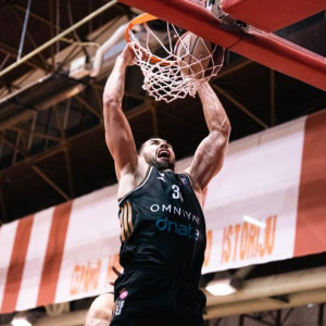 Τρομερό κάρφωμα του Καμένιας στη... μούρη του Νίμπο (video)