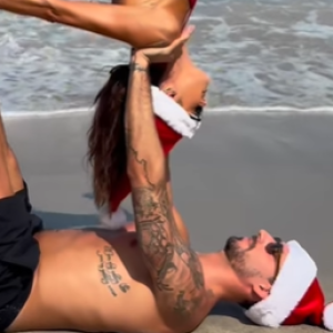 Ο Τραπ και η κουκλάρα σύντροφός του σε απίθανα ακροβατικά (video)