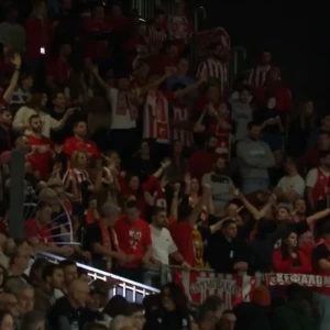 Με τον κόσμο στο πλευρό του ο Ολυμπιακός: Περίπου 500 οπαδοί στην Μπολόνια