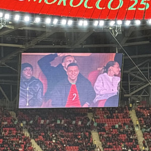 Ο Εμπαπέ βλέπει από κοντά με φανέλα του Μαρόκο τον αγώνα κόντρα στο Μάλι - Ποιός ο λόγος (video)