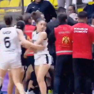 Σοβαρά επεισόδια σε αγώνα γυναικείου πρωταθλήματος στην Τουρκία - Έφυγε με το φορείο αθλήτρια (video)