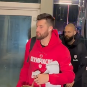 Η άφιξη του Ολυμπιακού στο «T-Center»: Το βίντεο του Athletiko
