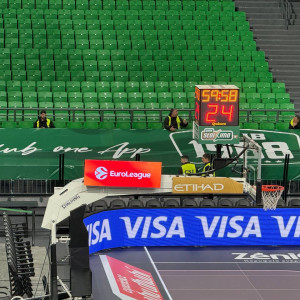 Χωρίς δίχτυ, αλλά με πλεξιγκλάς ο πάγκος του Ολυμπιακού (photo)