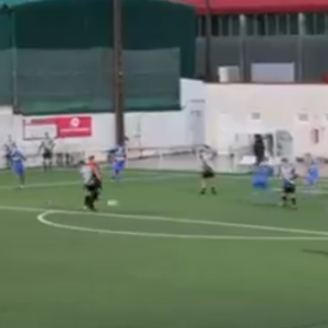 Αδιανόητη απόφαση από διαιτητή: Απέβαλε ποδοσφαιριστή που έπεσε πάνω του, ενώ του έκλεισε τον χώρο (video)