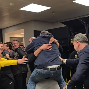 Πανζουρλισμός στα αποδυτήρια με Ηλιόπουλο: Το «σούπερ Μάριο» και η βουτιά στην αγκαλιά του Μουκουντί (video)