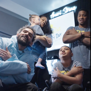 Το χριστουγεννιάτικο δώρο του Τρέι Γιάνγκ σε παιδί με κινητικά προβλήματα (video)