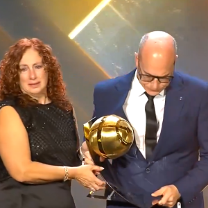 Η συγκινητική στιγμή που οι γονείς του Ντιόγκο Ζότα έλαβαν το πιο βραβείο Globe Soccer (video)