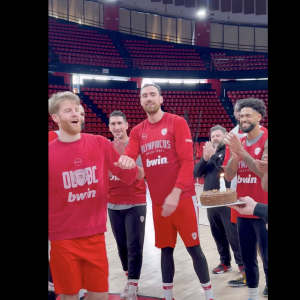 Γενέθλια για Μιλουτίνοφ και Ουόκαπ και... διπλή τούρτα στο ΣΕΦ (video)