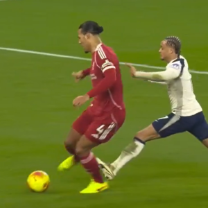 Αποβολή στο Τότεναμ - Λίβερπουλ: «Δολοφονικό» μαρκάρισμα του Τσάβι Σίμονς στον Φαν Ντάικ (video)