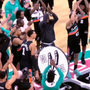 Ο Γουεμπανιαμά ενέπνευσε τους φίλους των Σπερς: Η νέα παράδοση που θυμίζει... Ευρώπη (video)