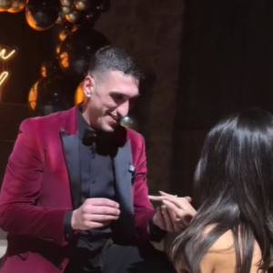 Είπε το... «ναι»: Ο Γιαννούλης Λαρεντζάκης έκανε πρόταση γάμου στην αγαπημένη του