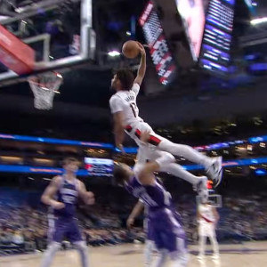 Τι κάρφωμα έκανε ο Σέιντον Σαρπ: Ο Καναδός έβαλε... μέσα στο καλάθι τον Γουέστμπρουκ (video)