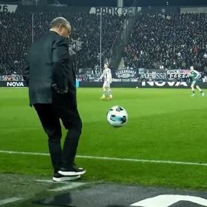 Το... blooper με το κοντρόλ του Μπενίτεθ που έφερε το γέλιο του Καλάμπρια (video)