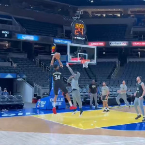 Παραμένει εκτός ο Αντετοκούμπο για τους Μπακς, προπονήθηκε στην Ιντιάνα σε φουλ ένταση (video)