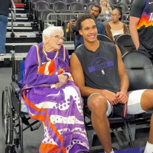 Συγκίνηση: Στα 102 έτη της, είδε για πρώτη φορά την αγαπημένη της ομάδα