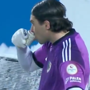 Απίστευτο σκηνικό στην Τουρκία: Τερματοφύλακας έπινε... τσάι για να ζεσταθεί (video)