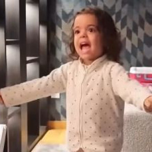 Η κόρη του Τσικίνιο είναι μεγάλη φαν του Ολυμπιακού - Τραγούδησε τον «ερυθρόλευκο» ύμνο (video)