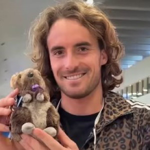 Έφτασε στο Περθ ο Τσιτσιπας και μετράει αντίστροφα για την πρεμιέρα της νέας χρονιάς (video)